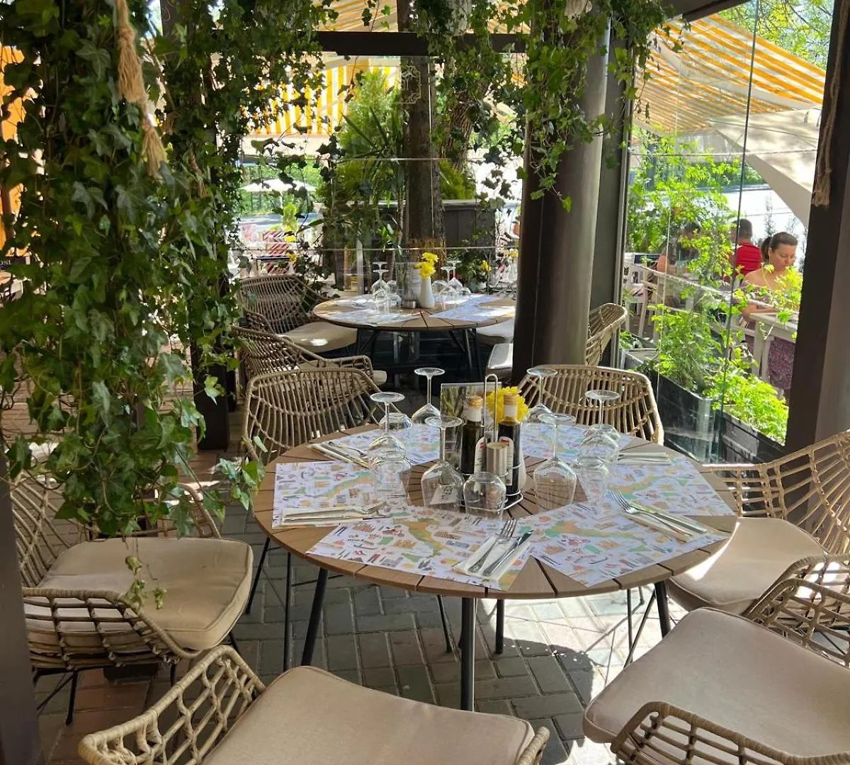 Hotel Les Jardins Carol Bucharest 4*,